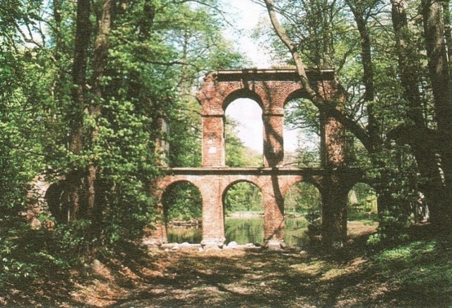 Na pomysł stworzenia sentymentalnego parku, gdzie będzie można dumać i odpoczywać wśród starożytnych ruin wpadła Helena Radziwiłówna pod koniec lat 70 XVIII wieku.