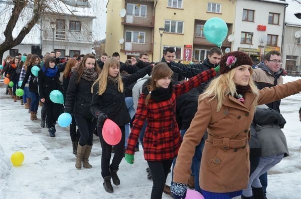 Tegoroczni maturzyści z mszańskich szkół zatańczyli poloneza na Rynku