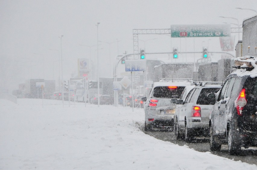 Krytyczna sytuacja na drogach w Krośnie i powiecie. Część z nich jest nieprzejezdna. Śnieg wciąż pada, kierowcy stoją w korkach [ZDJĘCIA]