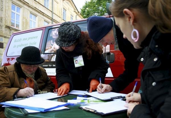 zbieranie podpisów ma zachęcić warszawiaków do uczestnictwa w życiu miasta