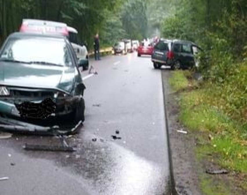 Gmina Przywidz. Wypadek na DW 221 pomiędzy Jodłownem a Czapielskiem - zderzenie dwóch samochodów |ZDJĘCIA