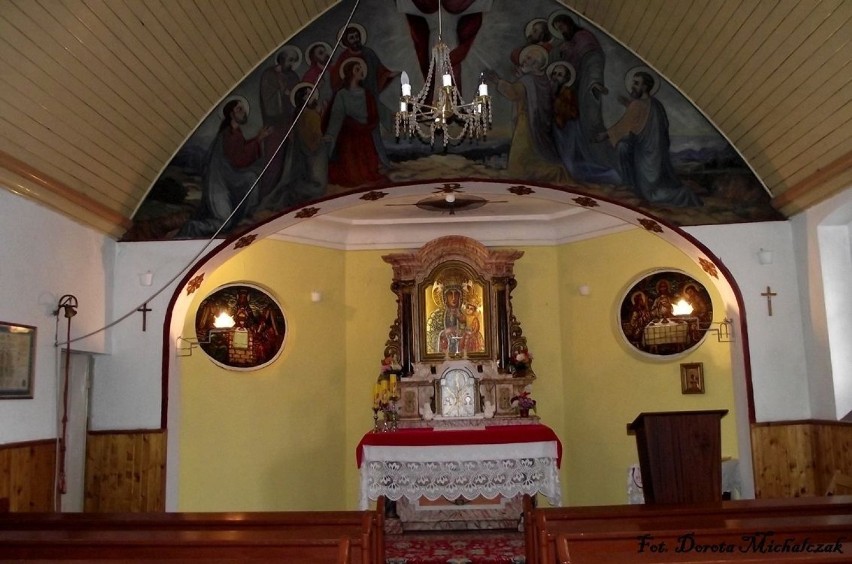 Wnętrze kaplicy z obrazem Matki Boskiej.Na czas odprawiania...