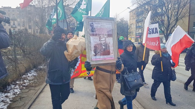 Uczestnicy marszu pamięci "Żołnierzy wyklętych" przeszli ulicą Pomorską w Łodzi