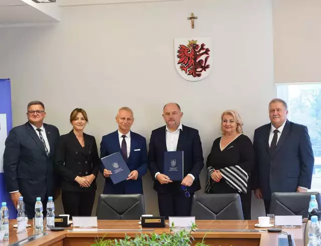 Uroczystość podpisania porozumienia w sprawie pieniędzy z programu regionalnego dla ZIT Inowrocławia. Stoją od lewej: wójt gminy Inowrocław Tadeusz Kacprzak, Ewa Koman, zastępca prezydenta Inowrocławia, prezydent Inowrocławia Ryszard Brejza, marszałek województwa Piotr Całbecki, Elżbieta Piniewska, przewodnicząca sejmiku województwa, Sławomir Kopyść, członek zarządu województwa