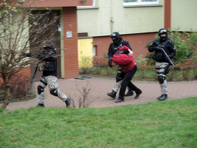 Przemysław B. prowadzony na miejsce zbrodni, na wizję lokalną.