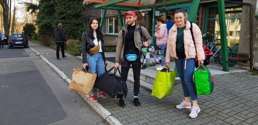 Studenci z akademików w Katowicach-Ligocie pakują się i...