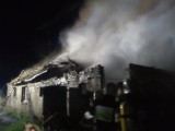 Pożar domu jednorodzinnego w gminie Tuchomie. Spaliło się poddasze. Rodzina ewakuowana