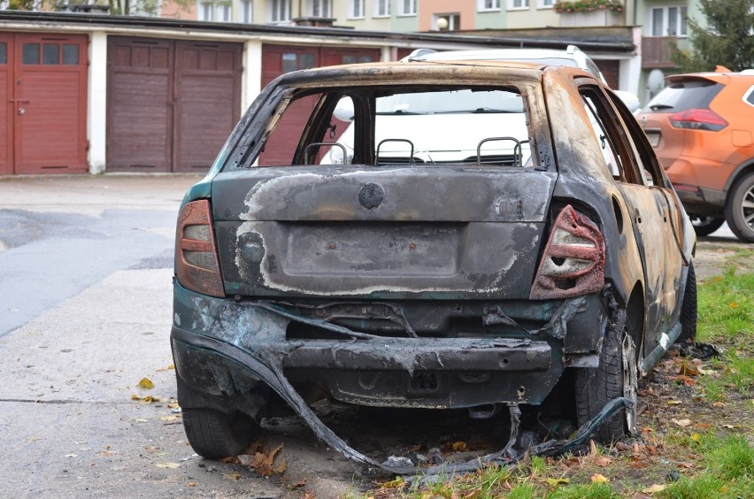Głogów: Kiedy z osiedlowej ulicy na Śródmieściu zniknie spalony wrak samochodu?