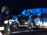 Gostyń. Nocny wypadek na drodze wojewódzkiej pod Krobią. Kierowca w stanie ciężkim trafił do szpitala [ZDJĘCIA] 