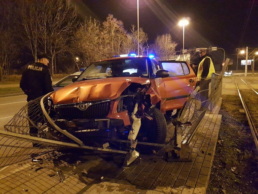 Wypadek na Włókniarzy w Łodzi. Pijany kierowca zatrzymany po...