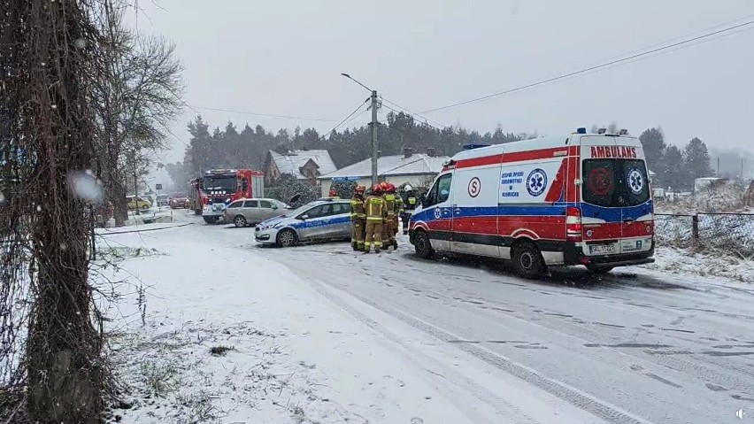 Dachowanie w Pankach. Droga zablokowana. Mocno pada śnieg