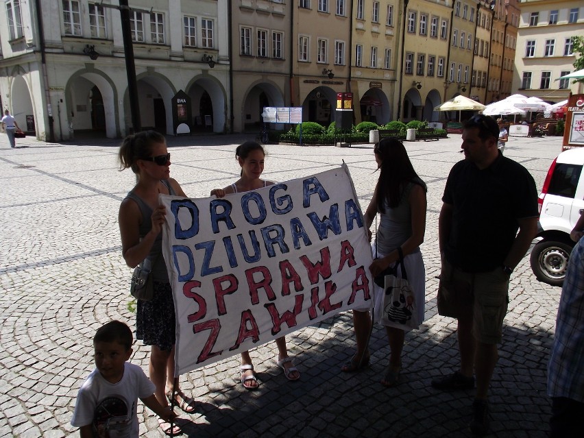 Protest mieszkańców Osiedla Podchorążych pod jeleniogórskim ratuszem (ZDJĘCIA)