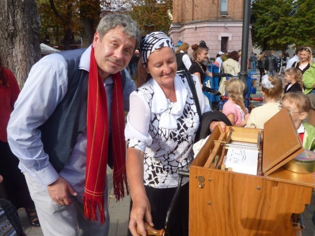 Pani Nadieżda pierwszy raz w życiu widziała katarynkę. Tak jej się granie spodobało, że chciała z nami wracać do Kielc!