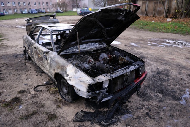 Przy ul. Zbyszka z Bogdańca 5 spalił się w nocy samochód marki Audi