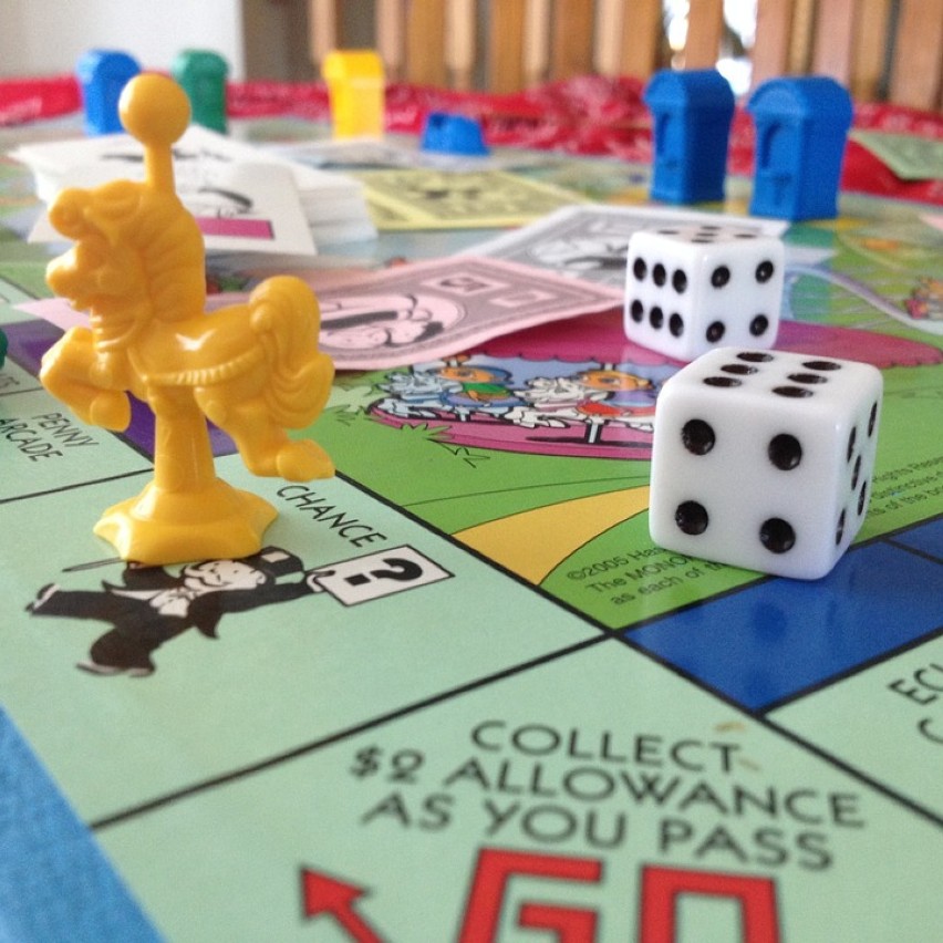 Monopoly - kultowa gra planszowa polegająca na zakupie i...