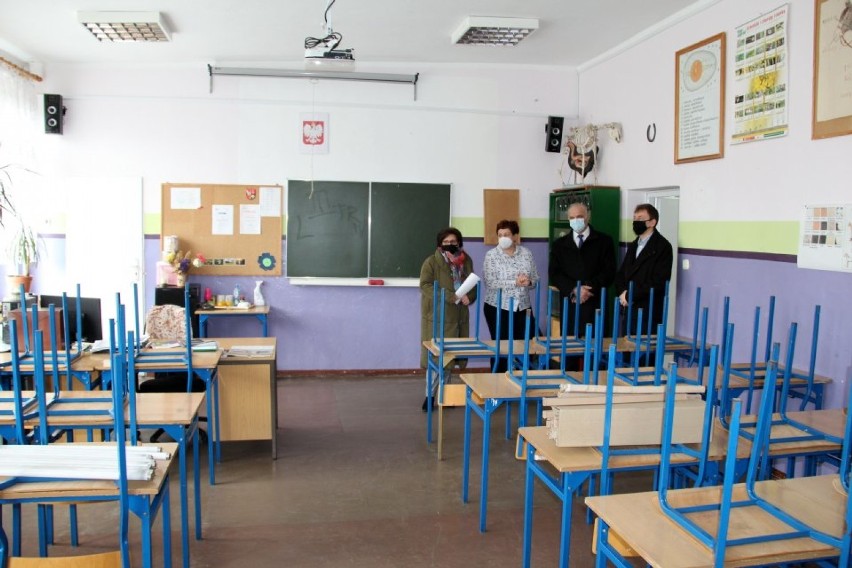 Wizytacja przebiegu prac w szkołach przy ulicach Norwida i 8 Marca