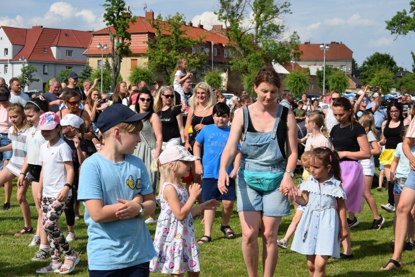 Spora grupa dzieci,młodzieży i dorosłych włączyła się do...