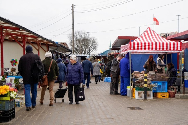 Cotygodniowe jarmarki przeżywają drugą młodość. Raz w tygodniu ściągają sprzedawców i kupujących z okolicznych miejscowości. Sprawdź w jakie dni tygodnia i gdzie odbywają się jarmarki w województwie lubelskim.