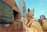 Gromiec: Kardynał Dziwisz wmurował kamień węgielny nowego kościoła