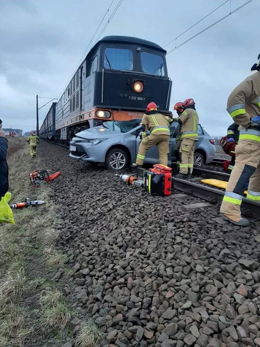 Ostrów Wielkopolski. Zderzenie pociągu z osobówką w Szczurawicach. Jedna osoba w szpitalu