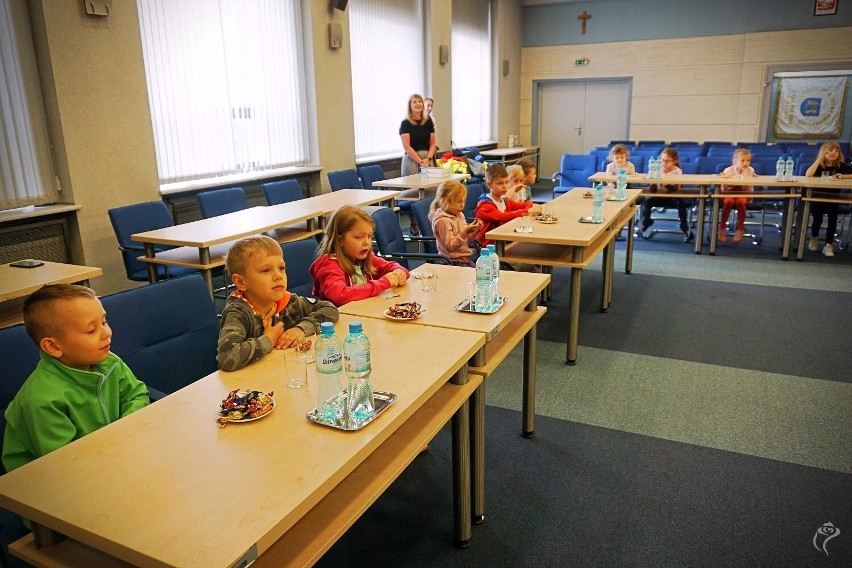 Przedszkolaki z grupy "Kreciki" spotkały się z prezydentem Zbigniewem Burzyńskim, odwiedziły pracowników Wydziału Edukacji oraz zapoznały się z pracą strażników miejskich