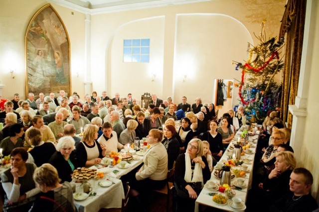 Spotkanie opłatkowe bezdomnych i pomagających im z prymasem