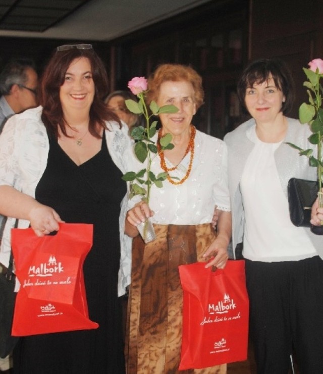 Dorota Ojdowska-Starzyk i Ewa Trębas z Teresą Siwak (w środku), konsultantką Fundacji Polcul, która znalazła Fundację Szkoła Otwartych Serc i zgłosiła do nagrody.