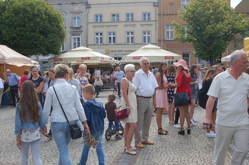 Bukiety dla Panny Zelno na Rynku w Kościerzynie [ZDJĘCIA]