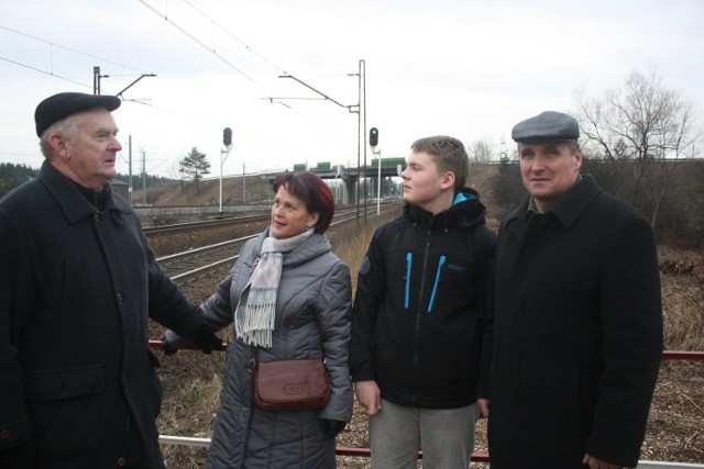 Wiceprzewodnicząca Rady Miejskiej w Łazach Marta Grzesica rozmawia na temat inwestycji  m.in. z sołtysem Trzebyczki Adamem Kijewskim i sołtysem Chruszczobrodu Andrzejem Pniakiem.