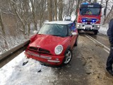 Kolizja pod Choczewem. Auto uderzyło w drzewo