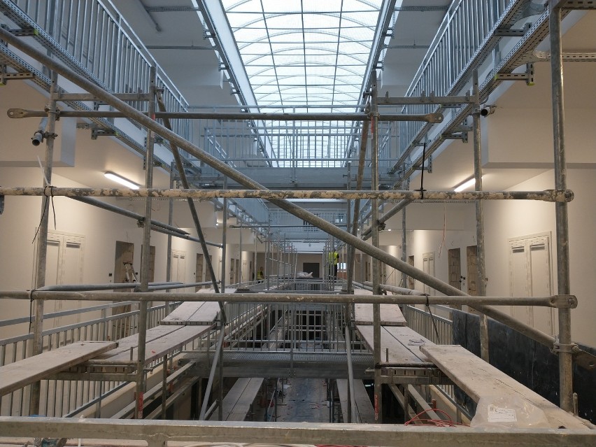 Wielkie więzienie w Czarnem koło Szczecinka zamieniło się w wielki plac budowy [zdjęcia]