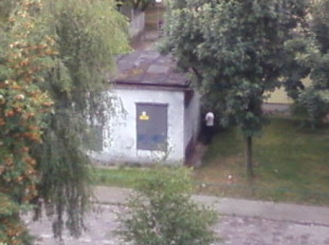 Transformator w pobliżu przedszkola przy ul. Łużyckiej służy pijaczkom za wc...