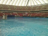 Trwa napełnianie basenu na Stadionie Narodowym [wideo]