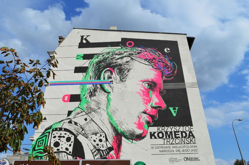 Krzysztof Komeda wita przyjezdnych do Ostrowa Wielkopolskiego z nowego muralu