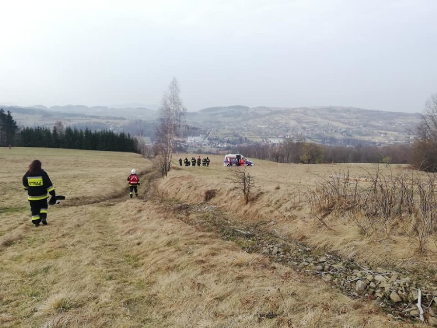 Niedzielna akcja ratunkowa. Wypadek na górze Łopień i otwarte złamanie nogi. 