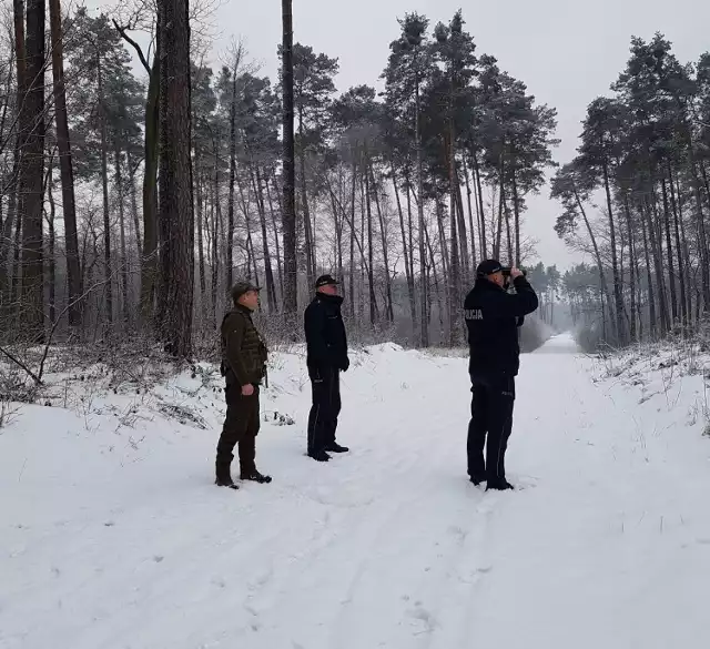 Wspólny patrol policjantów i strażników leśnych w powiecie dąbrowskim