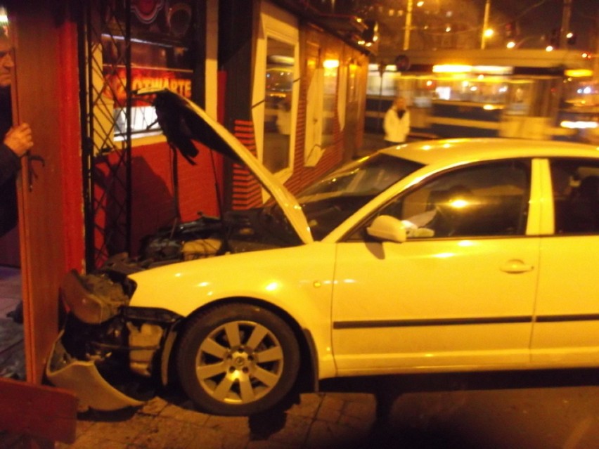 Nocny wypadek na pl. Staszica. Skoda zderzyła się ze smartem [FOTO]