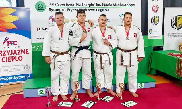 Pilanin Miłosz Kłos (trzeci z lewej) wywalczył brązowy medal w Otwartym Pucharze Polski Juniorów i Juniorek w Judo w Bytomiu
