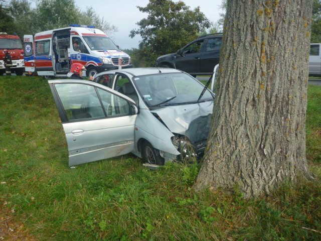 Wypadek w Owińskach: Samochód uderzył w drzewo