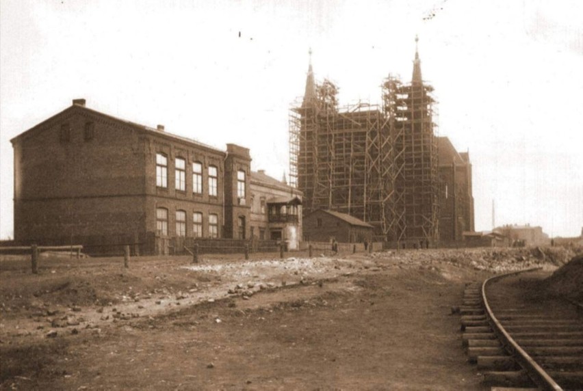 Budowa dąbrowskiego kościoła trwała w latach 1898-1912