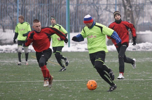 Zawodnik Slavii, Artur Rolnik (przy piłce) próbuje minąć piłkarzy Uranii