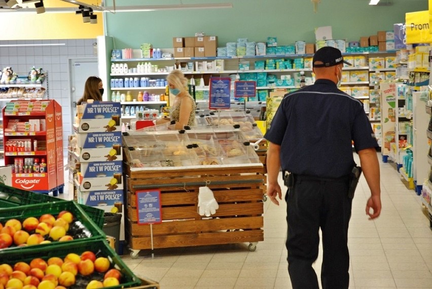 Człuchów. Policjanci sprawdzają przestrzeganie obowiązku noszenia maseczek w sklepach i stacjach benzynowych 