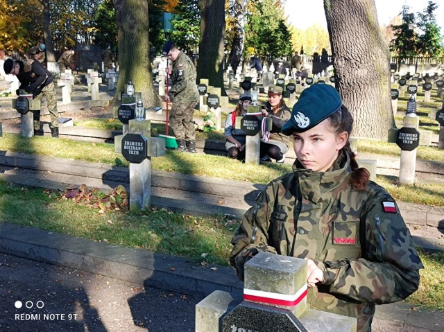 Akcja sprzątania cmentarza wojskowego w Piotrkowie, 30.10.2021