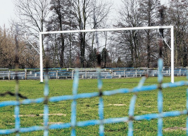 Władze Rawy Mazowieckiej chcą zmienić stare ogrodzenie i trybuny stadionu