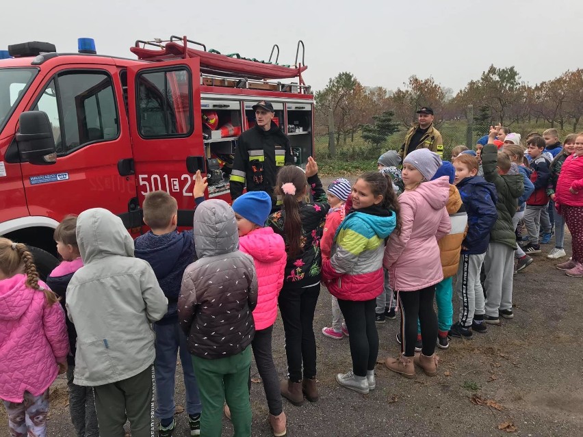 Strażacy z Poddębic na prelekcji w Szkole Podstawowej w...