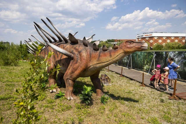 W Dinoworld dzieci zachwycają się prehistorycznymi wielkimi gady