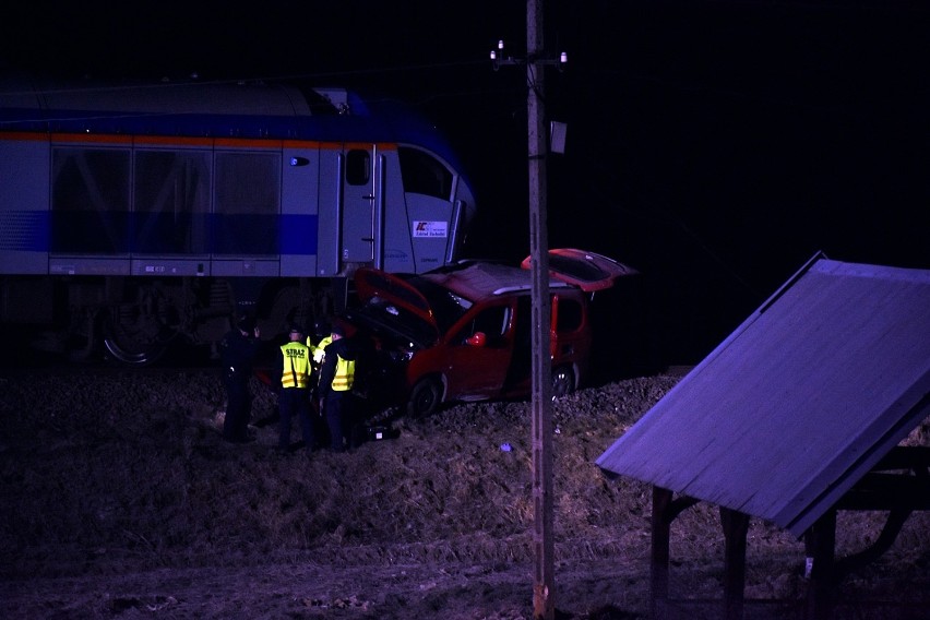 Wypadek na przejeździe kolejowym w Bieczu. Lokomotywa pchała samochód 60 metrów 