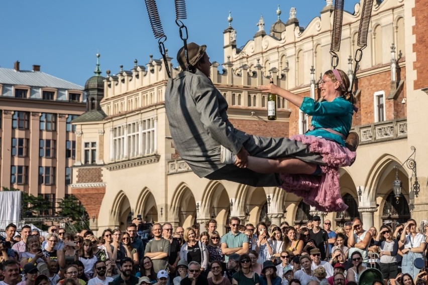 Kobieta i mężczyzna zwisający nad ziemią na zardzewiałych...