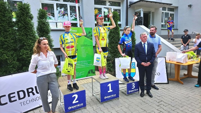 Młodzi kolarze brali udział w rozegranym w Łążynie wyścigu o puchar wójta gminy Obrowo