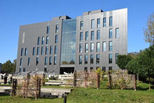 Uniwersytet Zielonogórski powstał 1 września 2001 r. z połączenia Politechniki Zielonogórskiej i Wyższej Szkoły Pedagogicznej. Natomiast 1 września 2017 r. do uniwersytetu została przyłączona Państwowa Wyższa Szkoła Zawodowa w Sulechowie, która obecnie jest Filią Uniwersytetu Zielonogórskiego.
